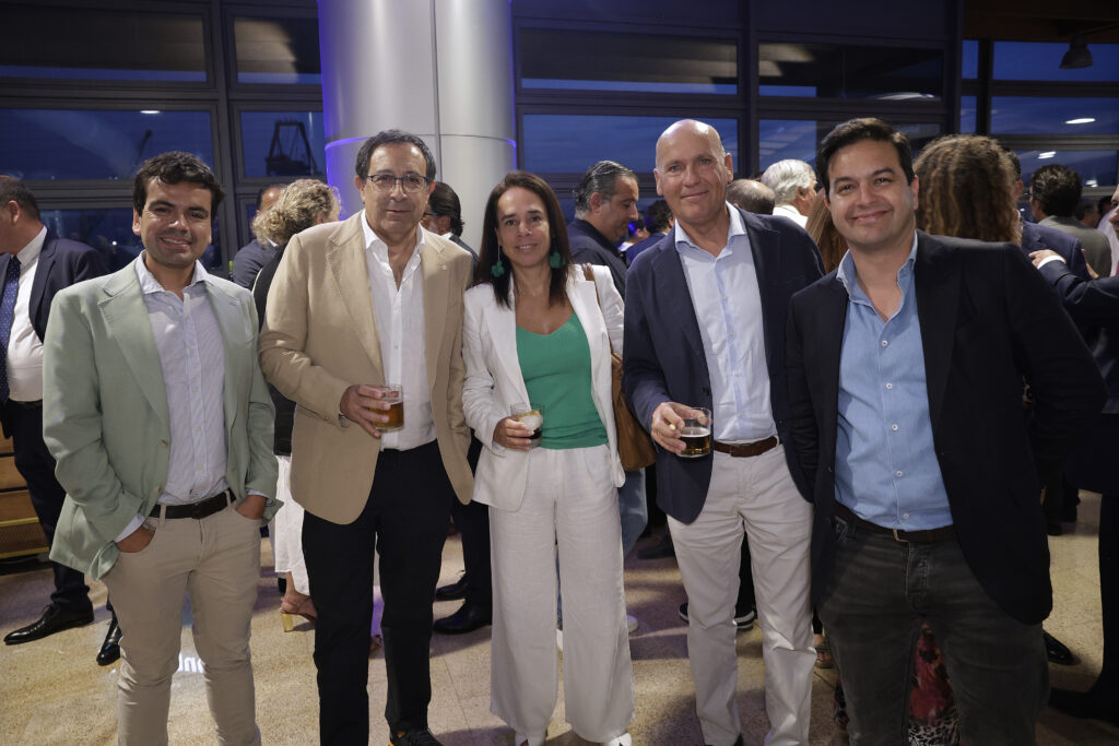 Algunos de los asistentes al evento junto a PATRICIO ROJAS y KARIN VAN BEBBER, Ceo y socia respectivamente de KPC ESPAÑA y CARLOS VILLEGAS, socio y director técnico del grupo promotor.